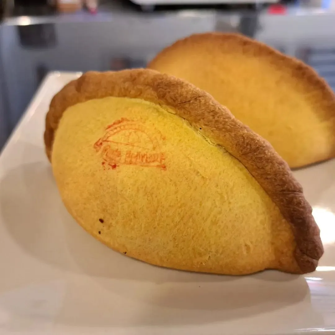 Salteña recién horneada