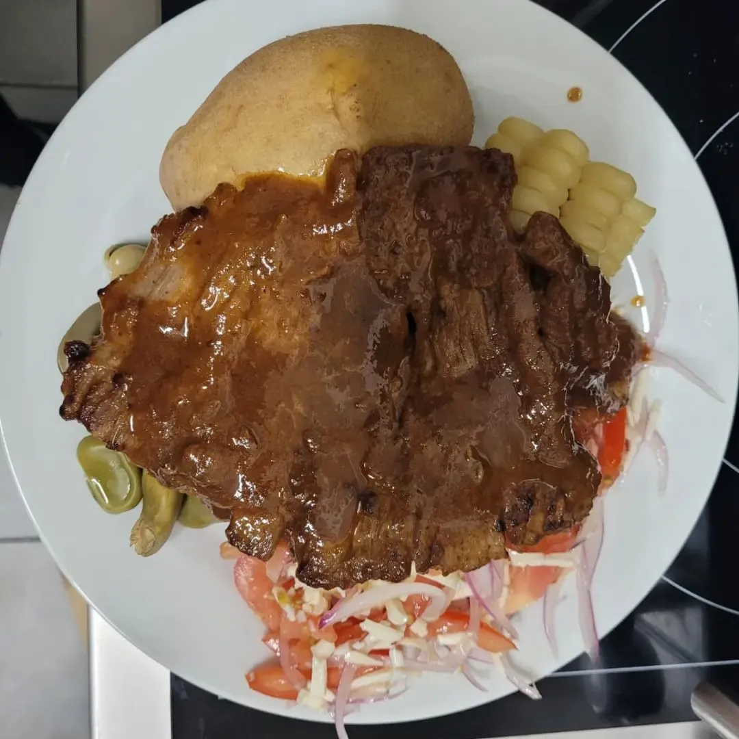 Carne en salsa con ensalada