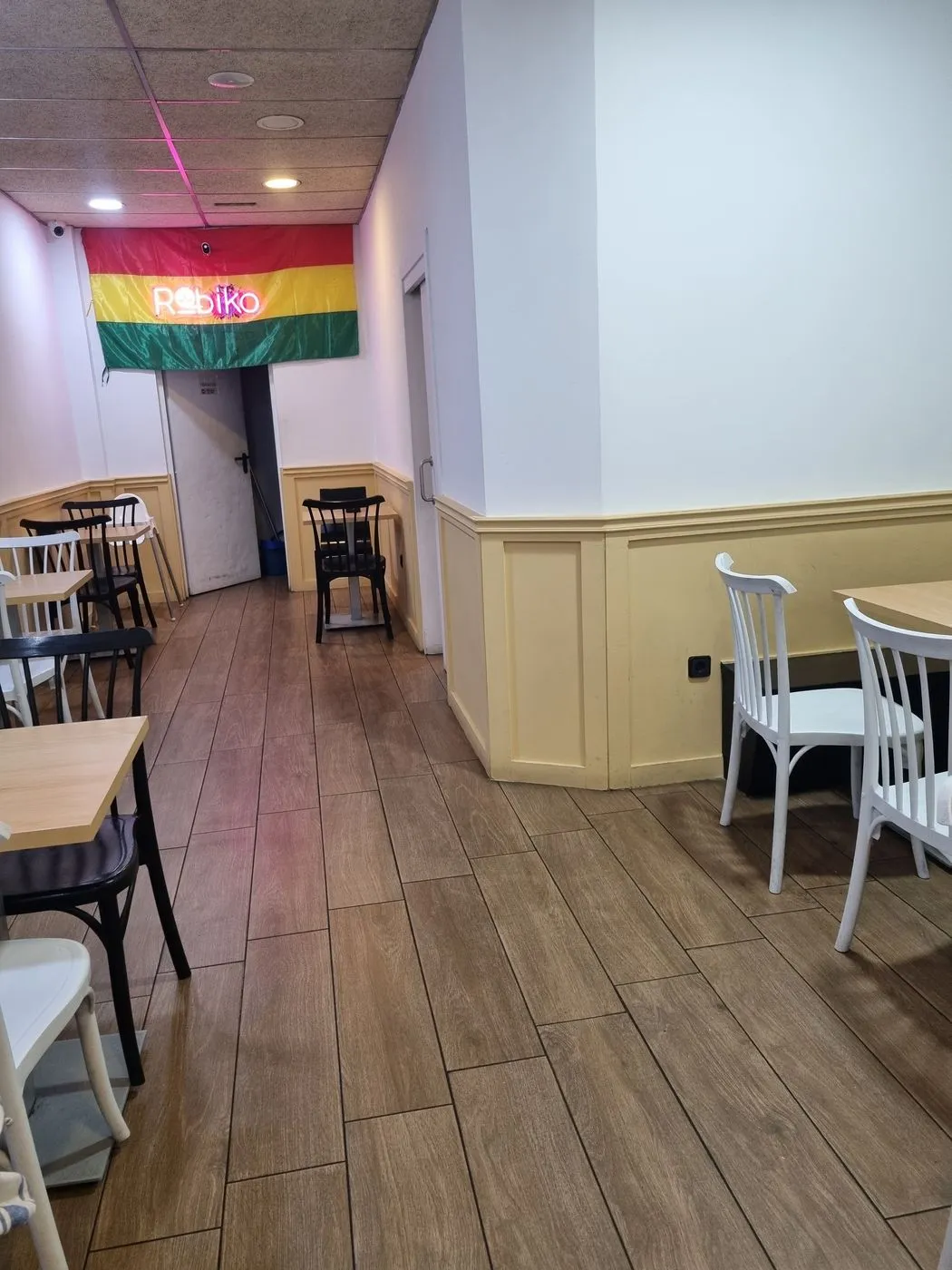 El salón con la bandera